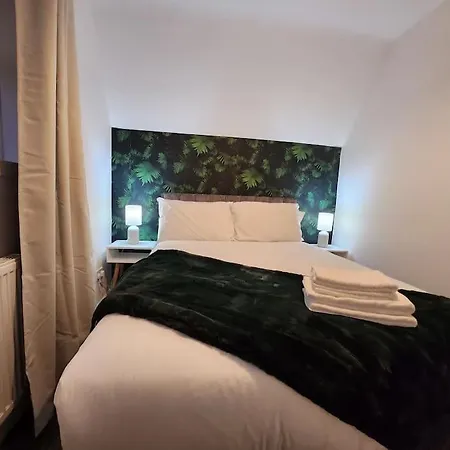 Szálloda Bridge House Sleeps 10 Max In York, Free Parking 3*