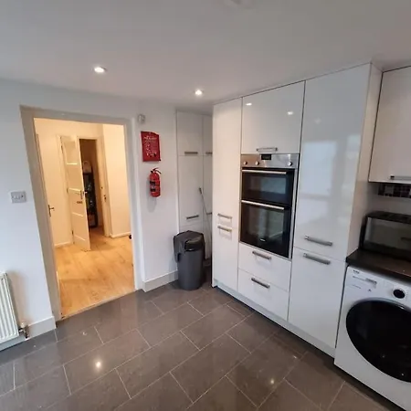 Bridge House Sleeps 10 Max In York, Free Parking York
