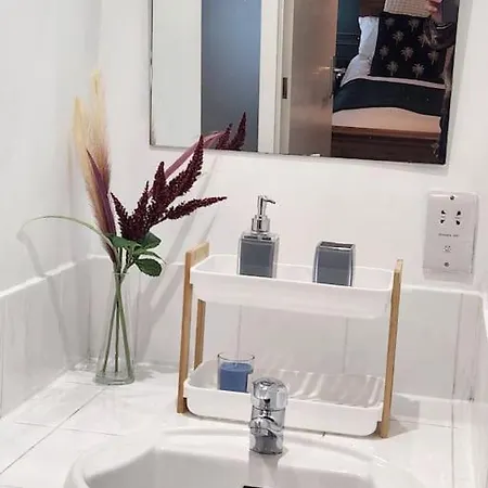Szálloda Bridge House Sleeps 10 Max In York, Free Parking York