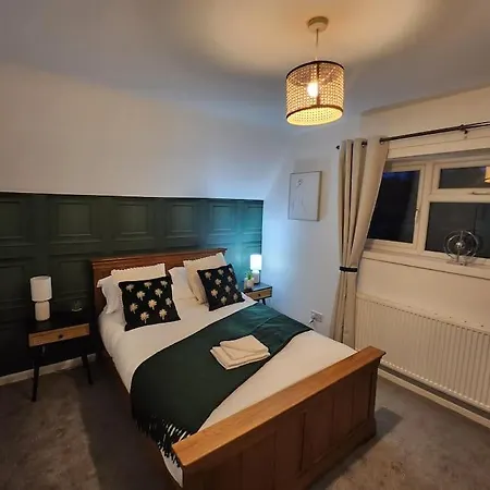 Bridge House Sleeps 10 Max In York, Free Parking