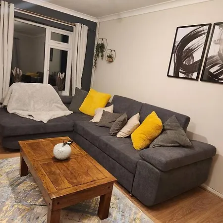 Bridge House Sleeps 10 Max In York, Free Parking